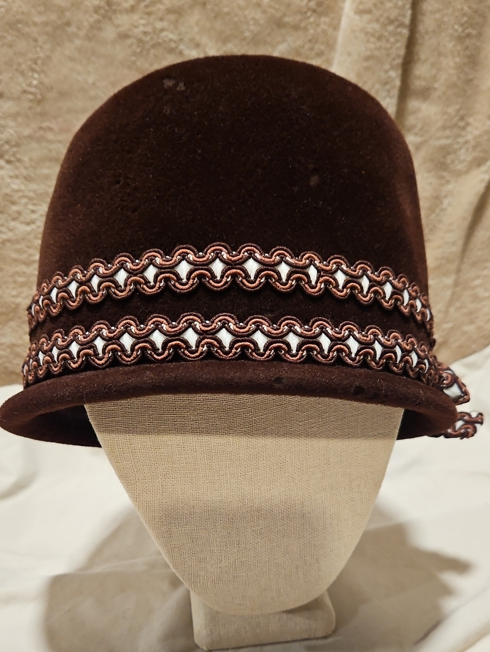 Vintage Richard Englander Brown Genuine Velour Cloche Bonnet Hat 1940s / 1950s